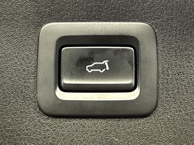 【パワーバックドア】スマートキーや運転席のボタンを押すだけでリアゲートが自動で開閉します!荷物を持っている時や、高い位置にあるバックドアを閉める際に便利な機能です♪