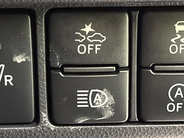 【スマートアシスト】走行中に前方の車両等を認識し、衝突しそうな時は警報とブレーキで衝突回避と被害軽減をアシスト。より安全にドライブをお楽しみいただけます。