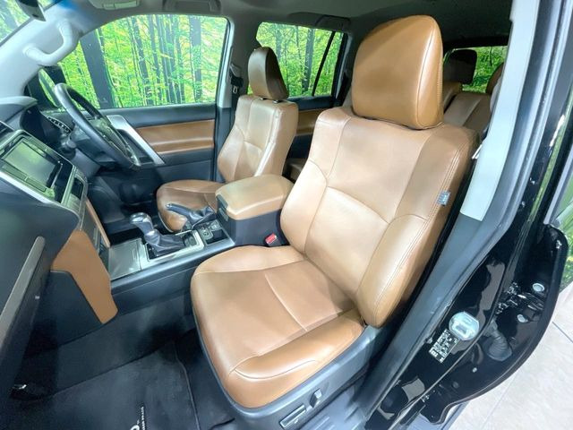 【ブラウンレザーシート】デザイン性が高く、高級感のある茶革シート。常に体に触れる部分だから、座り心地の良さにはこだわりたいですね♪汚れの付着や劣化を抑制する内装コーティング施工もおススメですよ♪