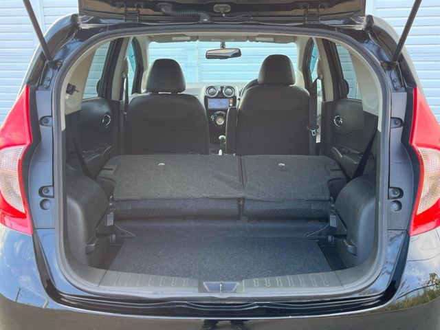 ���i�̂���������ʋ΁A���}���ɏ\���ȉ׎��X�y�[�X���m�ۂ��Ă���܂��B�Z�J���h�V�[�g��|���ƁA�傫�ȉו��̐ύڂ��\�ł���