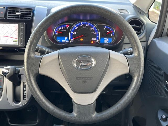 �C���e���A�ɍ��킹���f�U�C���̃X�e�A�����O�́A�^�]�������̂��Ƃ��l���A�^�]���₷���`��A�傫���ł��B�����x�A���ۂɐG���Ă��m���߂��������B