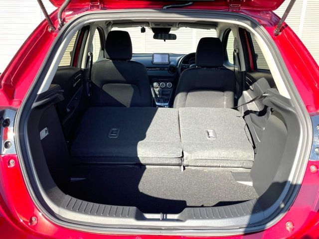 ���i�̂���������ʋ΁A���}���ɏ\���ȉ׎��X�y�[�X���m�ۂ��Ă���܂��B�Z�J���h�V�[�g��|���ƁA�傫�ȉו��̐ύڂ��\�ł���