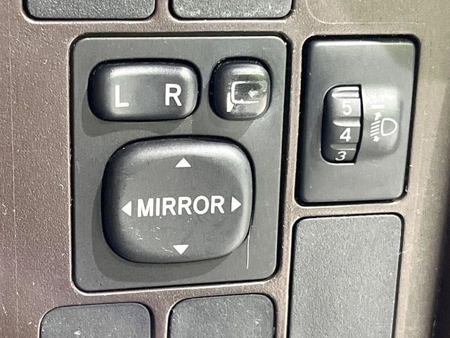 �y�d���i�[�~���[�z�T�C�h�~���[�͓d���i�[���ƂȂ��Ă���A�������ԏ�ł��L�Y�������X�N��}�����܂��B