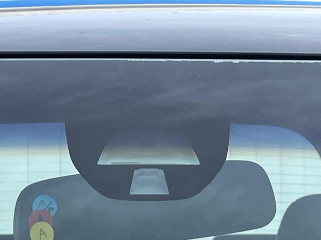 �y�z���_�Z���V���O�z���s���ɑO���̎ԗ�����F�����A�Փ˂������Ȏ��͌x��ƃu���[�L�ŏՓˉ���Ɣ�Q�y�����A�V�X�g�B�����S�Ƀh���C�u�����y���݂��������܂��B