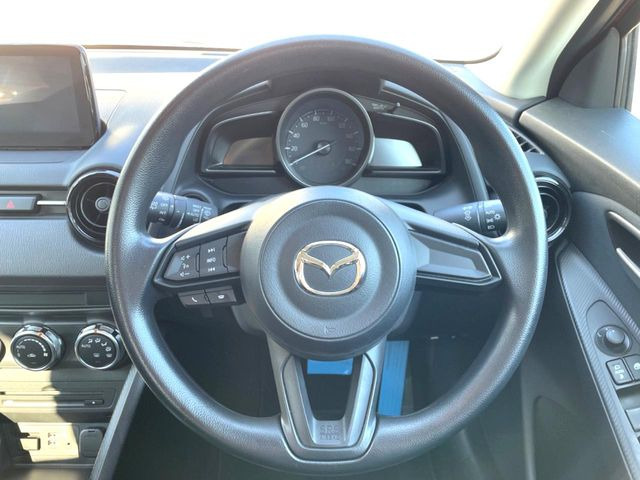 �C���e���A�ɍ��킹���f�U�C���̃X�e�A�����O�́A�^�]�������̂��Ƃ��l���A�^�]���₷���`��A�傫���ł��B�����x�A���ۂɐG���Ă��m���߂��������B