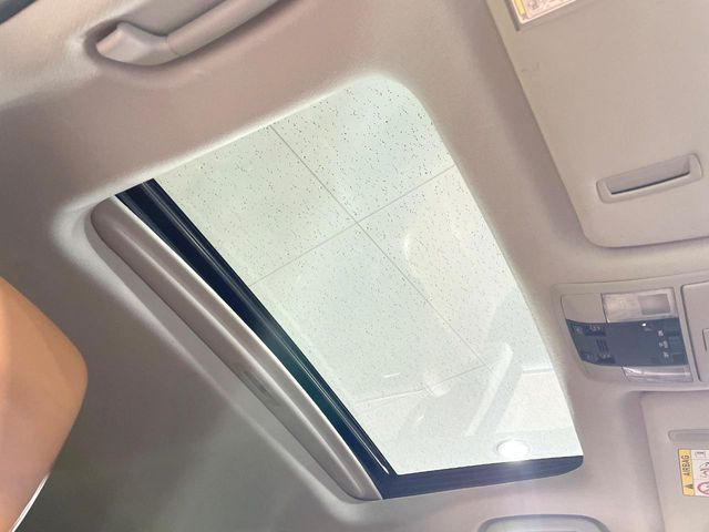 【サンルーフ】開放感たっぷりの希少装備、サンルーフが装着されています!車内に明かりを取り入れたり景色を楽しむ以外にも、車内の空気も簡単に換気できて快適です!