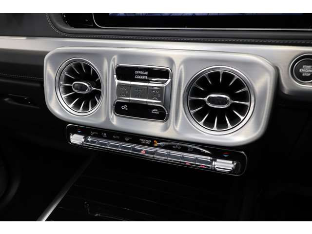 フロントはデュアルゾーン独立温度調整を備え、運転席・助手席それぞれが快適な温度設定可能となり、高性能フィルターと自動空調制御により、車内を常に快適な環境に保ちます。