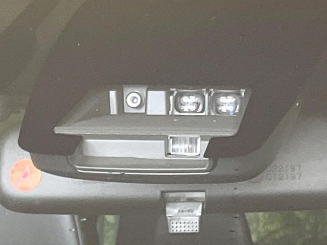 .【プリクラッシュセーフティ】前方の車両等を検知し、衝突しそうな時は警報で注意を促し、ブレーキを踏む力をサポート。ブレーキを踏めなかった場合は衝突被害軽減ブレーキが作動、衝突回避をサポートします。