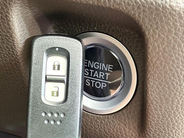 �yHonda�X�}�[�g�L�[�z�J�o����|�P�b�g�ɓ��ꂽ�܂܂ł��h�A�̎{���E�������\�ȃX�}�[�g�L�[�𑕔��B�G���W���̃I���E�I�t�����J�M�����o���K�v����������Ƃ��Ă��֗��ł���