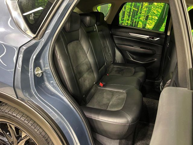 後部座席も気になるようなキズ・汚れやへたり等、大きなダメージはなく、良好な状態です。