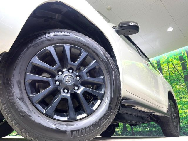 【純正18インチアルミホイール】外観にマッチした純正アルミホイールを装着しております。各種社外アルミホイールや、スタッドレスタイヤも取扱いしております。是非ご相談ください♪