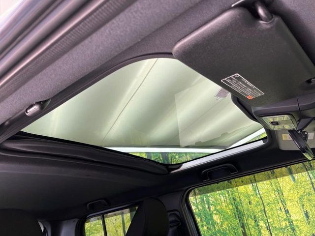 【ガラスルーフ】ガラスルーフ搭載で車内の解放感が一気にアップ!開放的なドライブをお楽しみいただけます。