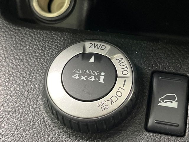 �y�I�[�����[�h4&times;4�z2WD/4WD���[�h����y�ɐ؂�ւ��\�B�R��d����2WD�A�X�^�b�N���ɖ𗧂�LOCK�AAUTO���[�h�ł�4WD�̔z���������Œ������A�H�ʏ󋵂��킸���肵��������T�|�[�g�B