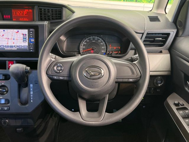 �C���e���A�ɍ��킹���f�U�C���̃X�e�A�����O�́A�^�]�������̂��Ƃ��l���A�^�]���₷���`��A�傫���ł��B�����x�A���ۂɐG���Ă��m���߂��������B