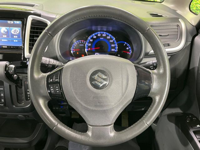 �C���e���A�ɍ��킹���f�U�C���̃X�e�A�����O�́A�^�]�������̂��Ƃ��l���A�^�]���₷���`��A�傫���ł��B�����x�A���ۂɐG���Ă��m���߂��������B