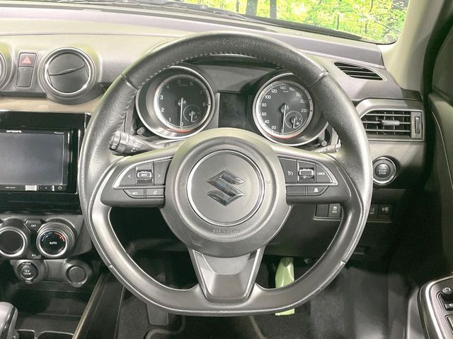 �C���e���A�ɍ��킹���f�U�C���̃X�e�A�����O�́A�^�]�������̂��Ƃ��l���A�^�]���₷���`��A�傫���ł��B�����x�A���ۂɐG���Ă��m���߂��������B