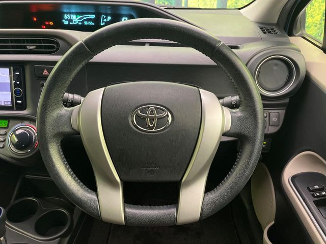 �C���e���A�ɍ��킹���f�U�C���̃X�e�A�����O�́A�^�]�������̂��Ƃ��l���A�^�]���₷���`��A�傫���ł��B�����x�A���ۂɐG���Ă��m���߂��������B