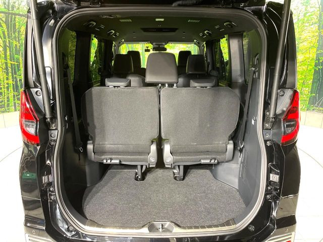 ���i�̂���������ʋ΁A���}���ɏ\���ȉ׎��X�y�[�X���m�ۂ��Ă���܂��B�Z�J���h�V�[�g��|���ƁA�傫�ȉו��̐ύڂ��\�ł���