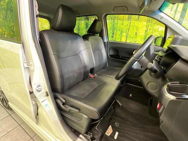 運転席まわりには十分なスペースがあり、大柄な方でもゆったり運転していただける環境です。