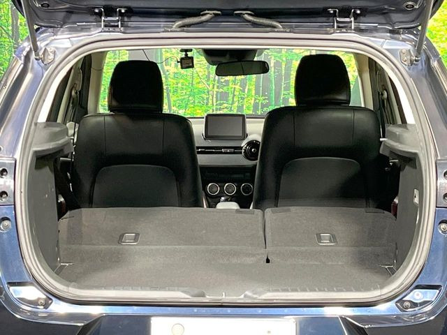 ���i�̂���������ʋ΁A���}���ɏ\���ȉ׎��X�y�[�X���m�ۂ��Ă���܂��B�Z�J���h�V�[�g��|���ƁA�傫�ȉו��̐ύڂ��\�ł���