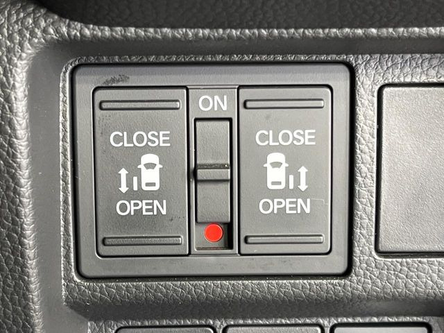 �y�����X���C�h�h�A�z���ԏ�ŗׂ̎ԂƂ̊Ԋu���������ɂ������A�X���C�h�h�A�Ȃ���S!�h�A�I�[�v������������炸�A�J�������L���̂ŏ��~�肪�Ƃ��Ă��ȒP�ł��B�傫�ȉו��̏o���������Ȃ���\��