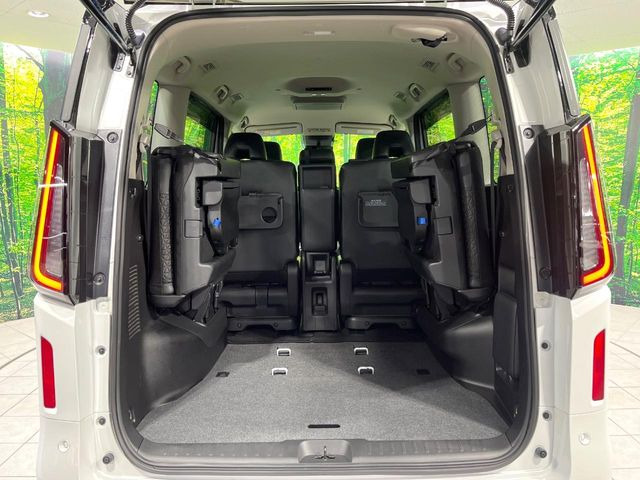 ���i�̂���������ʋ΁A���}���ɏ\���ȉ׎��X�y�[�X���m�ۂ��Ă���܂��B�Z�J���h�V�[�g��|���ƁA�傫�ȉו��̐ύڂ��\�ł���