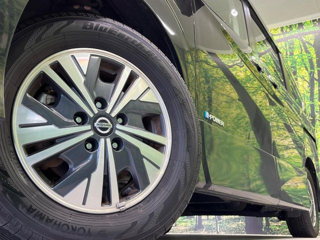 �y����15�C���`�A���~�z�C�[���z�O�ςɃ}�b�`���������A���~�z�C�[���𑕒����Ă���܂��B�e��ЊO�A���~�z�C�[����A�X�^�b�h���X�^�C�����戵�����Ă���܂��B���񂲑��k����������