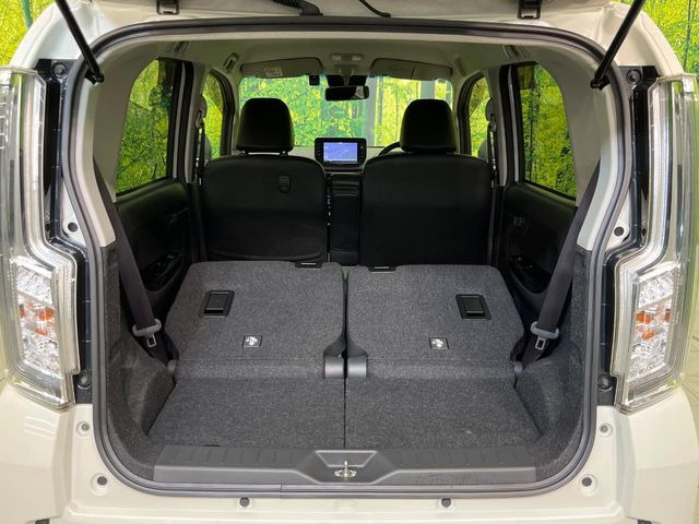 ラゲッジルームは、大容量のスペースを確保。普段のお買い物からレジャーまで、幅広く活躍してくれます!また、リアシートを倒すことでバリエーション豊かにお使いいただけます。