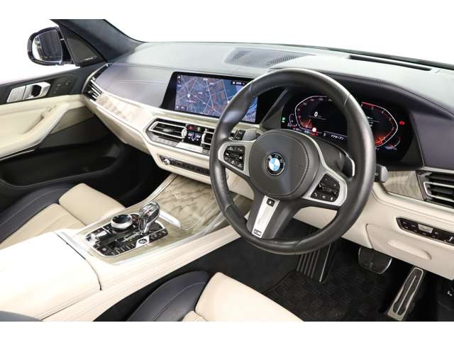 ディーゼルの35dエンジンは、街中では滑らかで扱いやすく、高速巡航では余裕のトルクで静かに力強く走ることができます。