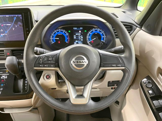 �C���e���A�ɍ��킹���f�U�C���̃X�e�A�����O�́A�^�]�������̂��Ƃ��l���A�^�]���₷���`��A�傫���ł��B�����x�A���ۂɐG���Ă��m���߂��������B