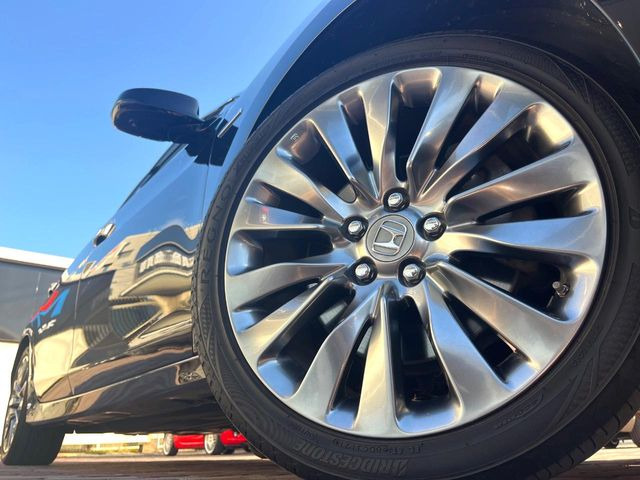 �y����19�C���`�A���~�z�C�[���z�O�ςɃ}�b�`���������A���~�z�C�[���𑕒����Ă���܂��B�e��ЊO�A���~�z�C�[����A�X�^�b�h���X�^�C�����戵�����Ă���܂��B���񂲑��k����������