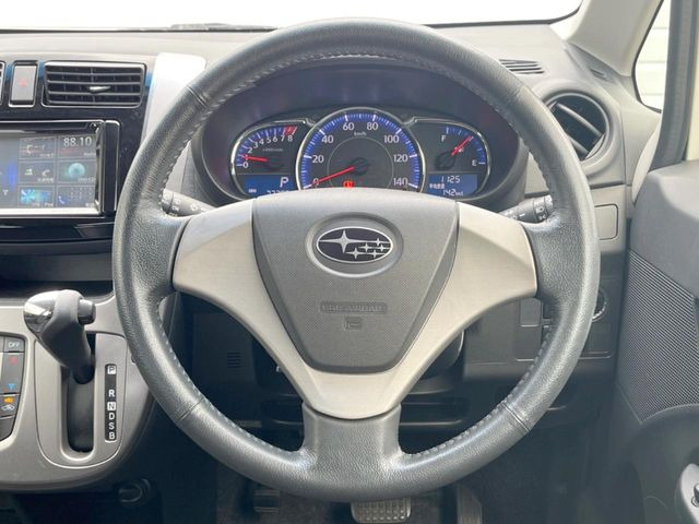 �C���e���A�ɍ��킹���f�U�C���̃X�e�A�����O�́A�^�]�������̂��Ƃ��l���A�^�]���₷���`��A�傫���ł��B�����x�A���ۂɐG���Ă��m���߂��������B