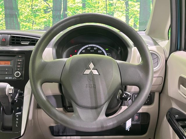 �C���e���A�ɍ��킹���f�U�C���̃X�e�A�����O�́A�^�]�������̂��Ƃ��l���A�^�]���₷���`��A�傫���ł��B�����x�A���ۂɐG���Ă��m���߂��������B