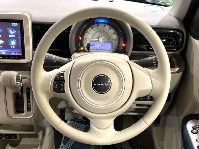 �C���e���A�ɍ��킹���f�U�C���̃X�e�A�����O�́A�^�]�������̂��Ƃ��l���A�^�]���₷���`��A�傫���ł��B�����x�A���ۂɐG���Ă��m���߂��������B