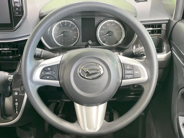 �C���e���A�ɍ��킹���f�U�C���̃X�e�A�����O�́A�^�]�������̂��Ƃ��l���A�^�]���₷���`��A�傫���ł��B�����x�A���ۂɐG���Ă��m���߂��������B