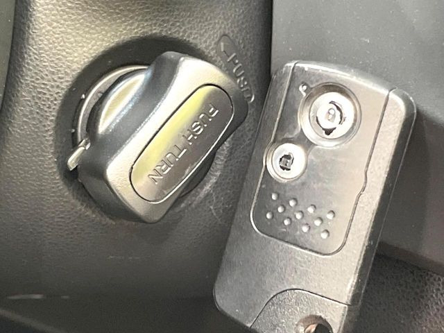 �yHonda�X�}�[�g�L�[�z�J�o����|�P�b�g�ɓ��ꂽ�܂܂ł��h�A�̎{���E�������\�ȃX�}�[�g�L�[�𑕔��B�G���W���̃I���E�I�t�����J�M�����o���K�v����������Ƃ��Ă��֗��ł���