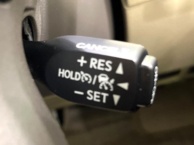 【レーダークルーズコントロール】高速道路での長距離走行が楽に!!自動で速度を保つクルーズコントロールが、衝突軽減システムと連携し、前方の車両を感知して車間を保つように速度調節してくれます!!