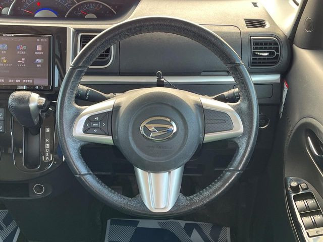 �C���e���A�ɍ��킹���f�U�C���̃X�e�A�����O�́A�^�]�������̂��Ƃ��l���A�^�]���₷���`��A�傫���ł��B�����x�A���ۂɐG���Ă��m���߂��������B