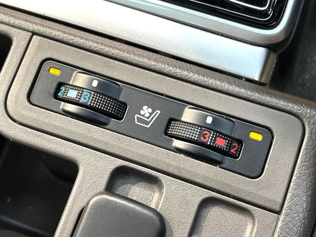 【シートベンチレーション】夏場は涼しい風でお尻や背中の熱やムレを防ぎ、冬はエアコンよりも早く温まってポカポカに!季節を問わず快適に過ごせます。