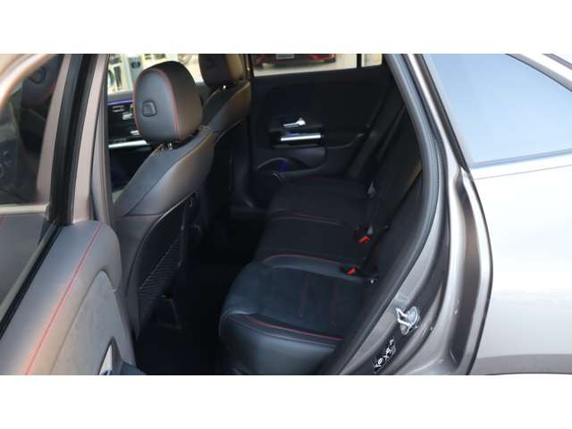 GLAクラスGLA200d 4マチック AMGラインパッケージ 4WD