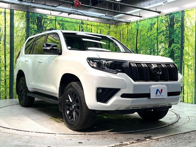 高透明度のガラス皮膜で撥水はもちろん、上質なツヤ・光沢を実現。紫外線や酸性雨から大切な愛車を保護し、色あせ・劣化を防止。「弾スプラッシュコート」、「弾プリミッサコート」からお選びいただけます。