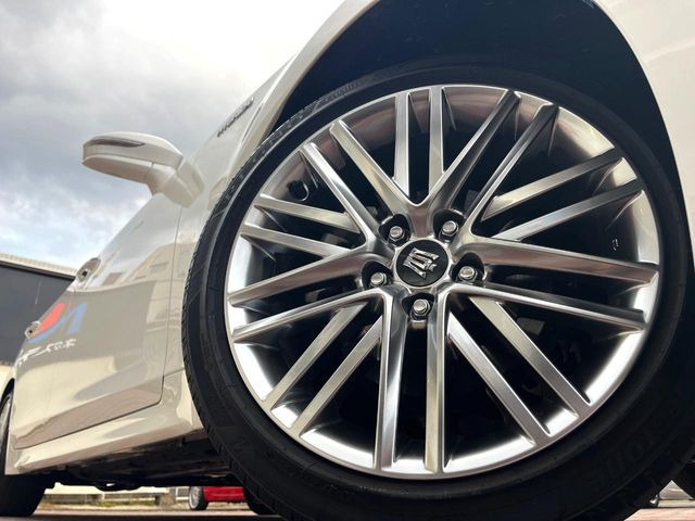 �y18�C���`�A���~�z�C�[���z�O�ςɃ}�b�`�����A���~�z�C�[���𑕒����Ă���܂��B�e��ЊO�A���~�z�C�[����A�X�^�b�h���X�^�C�����戵�����Ă���܂��B���񂲑��k����������