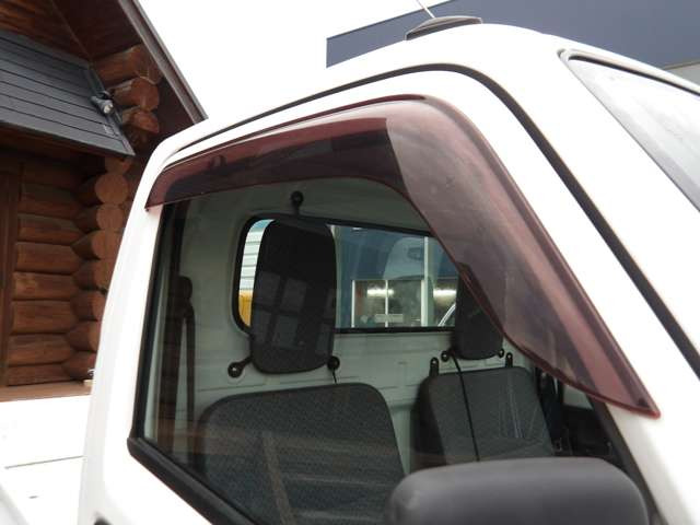 �J�̓��̊��C�╗�̉e�����y�����Ă����T�C�h�o�C�U�[��