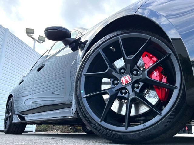 �y����19�C���`�A���~�z�C�[���z�O�ςɃ}�b�`���������A���~�z�C�[���𑕒����Ă���܂��B�e��ЊO�A���~�z�C�[����A�X�^�b�h���X�^�C�����戵�����Ă���܂��B���񂲑��k����������