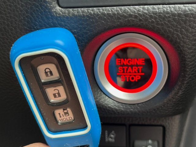 �yHonda�X�}�[�g�L�[�z�J�o����|�P�b�g�ɓ��ꂽ�܂܂ł��h�A�̎{���E�������\�ȃX�}�[�g�L�[�𑕔��B�G���W���̃I���E�I�t�����J�M�����o���K�v����������Ƃ��Ă��֗��ł���