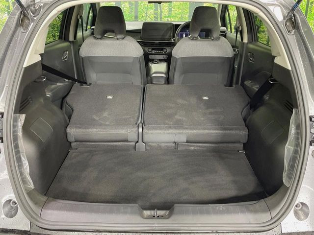 ���i�̂���������ʋ΁A���}���ɏ\���ȉ׎��X�y�[�X���m�ۂ��Ă���܂��B�Z�J���h�V�[�g��|���ƁA�傫�ȉו��̐ύڂ��\�ł���