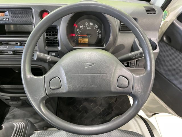 �C���e���A�ɍ��킹���f�U�C���̃X�e�A�����O�́A�^�]�������̂��Ƃ��l���A�^�]���₷���`��A�傫���ł��B�����x�A���ۂɐG���Ă��m���߂��������B