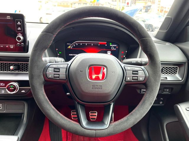 �y�A���J���^�[���X�e�A�����O�z����ɂ����f�ނ��̗p����A�O���b�v���\�ɗD�ꂽ�X�e�A�����O�ł��B�n���h�����O���̑��쐫�����サ�A���S�E���S�ȑ��s�ɍv�����܂��B���������ӂ�錩���ڂ������ł��ˁ�