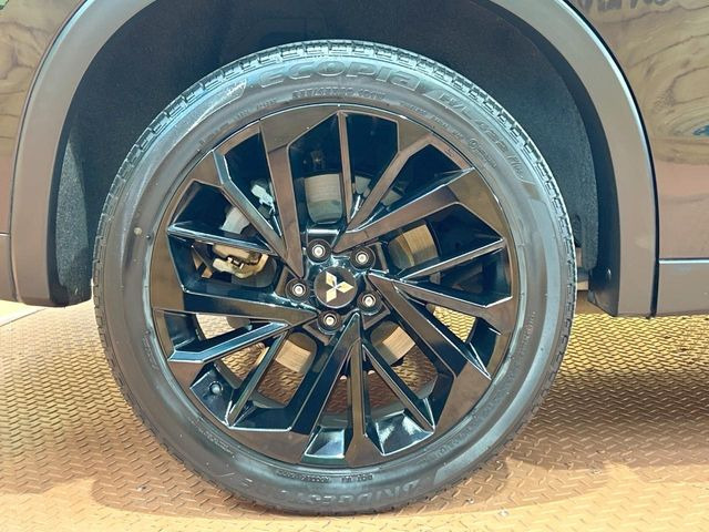 �y����20�C���`�A���~�z�C�[���z�O�ςɃ}�b�`���������A���~�z�C�[���𑕒����Ă���܂��B�e��ЊO�A���~�z�C�[����A�X�^�b�h���X�^�C�����戵�����Ă���܂��B���񂲑��k����������