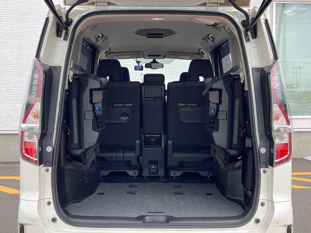 ���i�̂���������ʋ΁A���}���ɏ\���ȉ׎��X�y�[�X���m�ۂ��Ă���܂��B�Z�J���h�V�[�g��|���ƁA�傫�ȉו��̐ύڂ��\�ł���